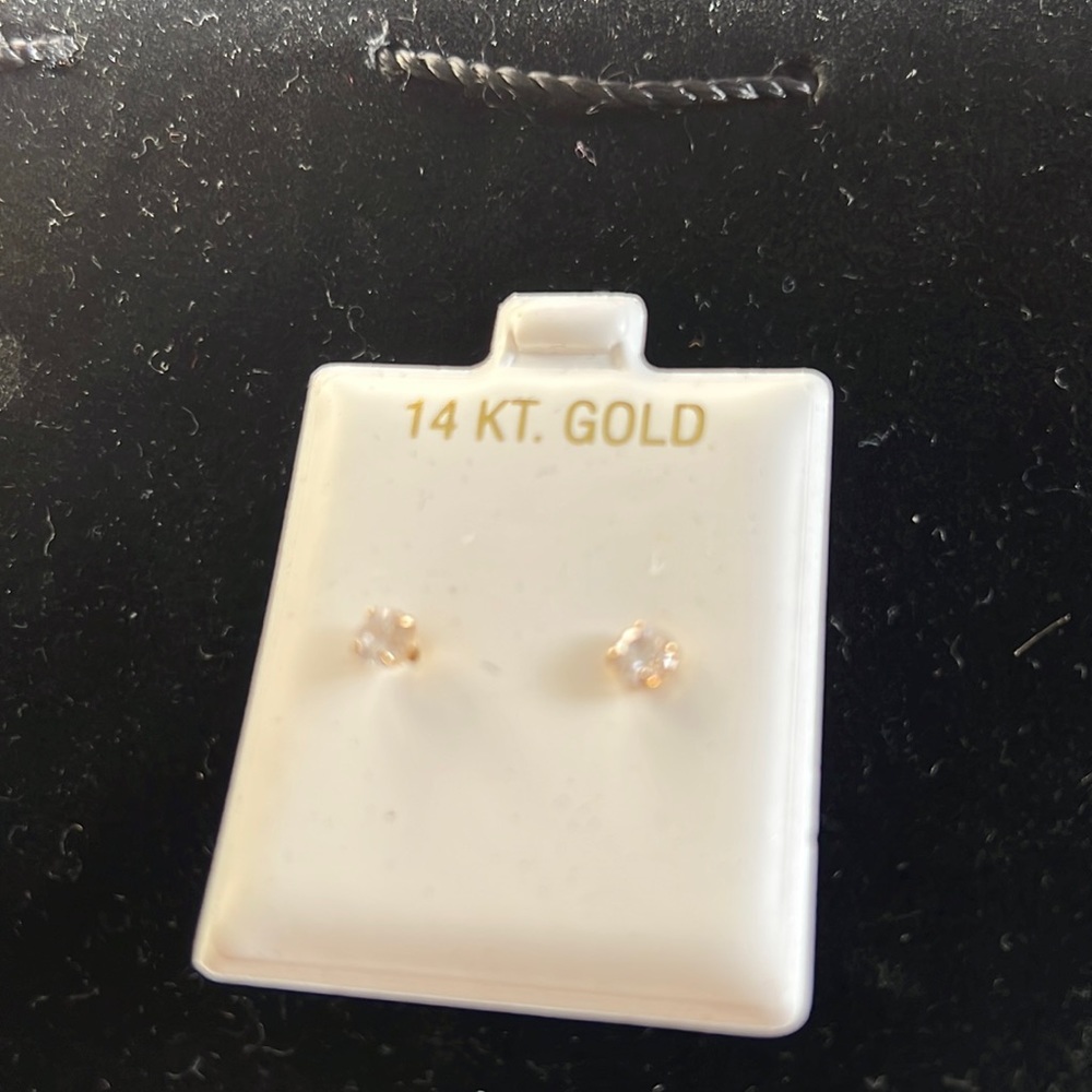 14 kt yellow gold studs CZ